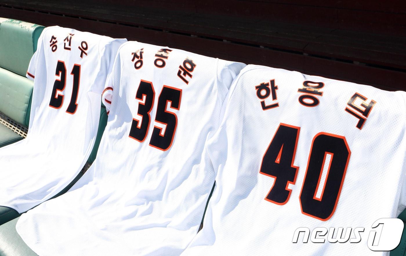 한용덕 감독, 장종훈 코치, 송진우 코치의 새로운 등번호가 적힌 유니폼.(한화 이글스 제공)ⓒ News1