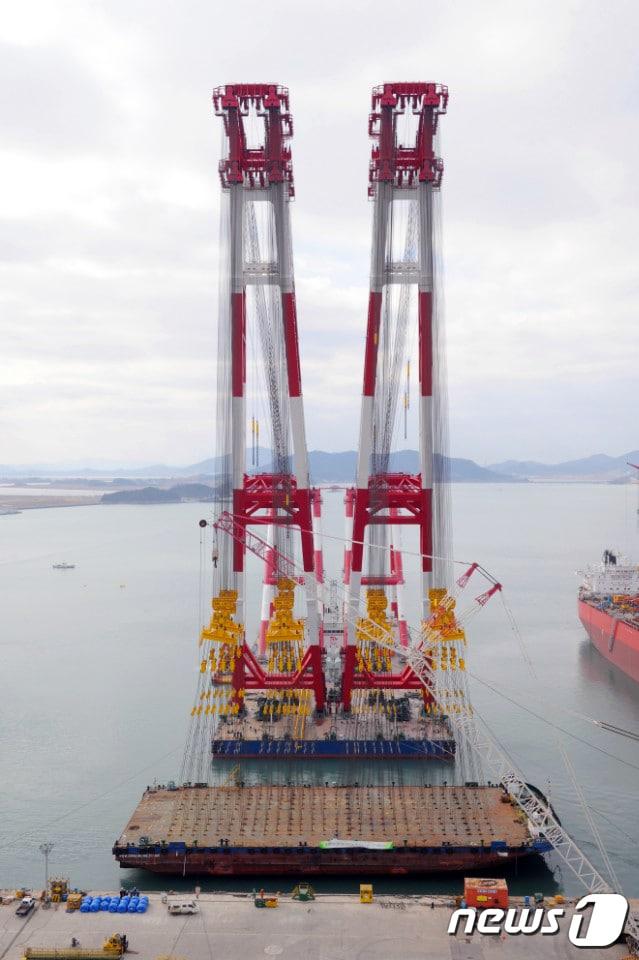 본문 이미지 - 현대삼호중공업이 세월호 선체 직립작업에 투입하는 1만톤급 해상크레인 HD-10000호.(현재삼호중공업 제공)2018.1.26./뉴스1 ⓒ News1