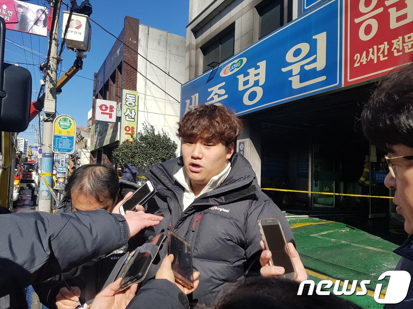 본문 이미지 - 26일 발생한  밀양 세종병원 화재와 관련,  취재진이 목격자 우영민씨를 인터뷰하고 있다. ⓒ News1