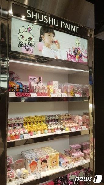 본문 이미지 - 신세계백화점의 화장품 편집숍 ‘시코르’ 매장 지하1층 키즈 코너에 어린이 화장품 브랜드 '슈슈' 제품이 진열돼 있다.ⓒ News1 김민석 기자