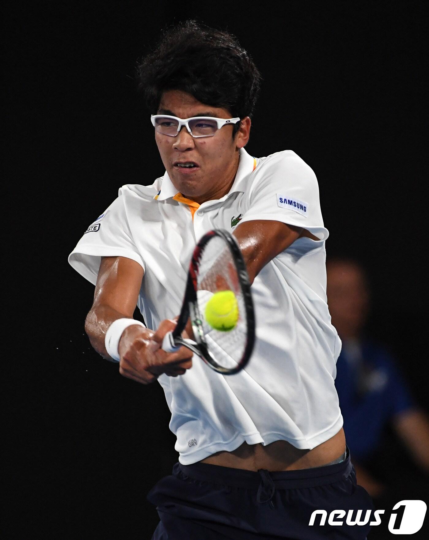 본문 이미지 - 정현이 26일(한국시간) 호주에서 열린 2018 호주오픈 4강전에서 페더러와 경기를 하고 있다. ⓒ AFP=News1