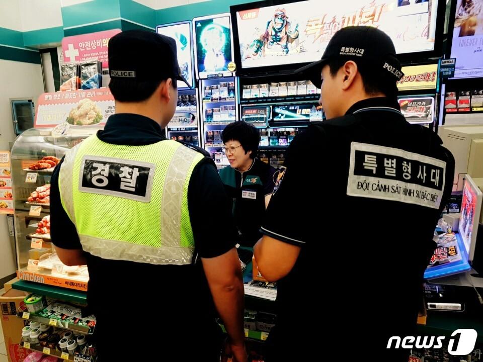 본문 이미지 - 경기 서남부권 치안안정 강화를 위한 순찰활동 모습. ⓒ News1
