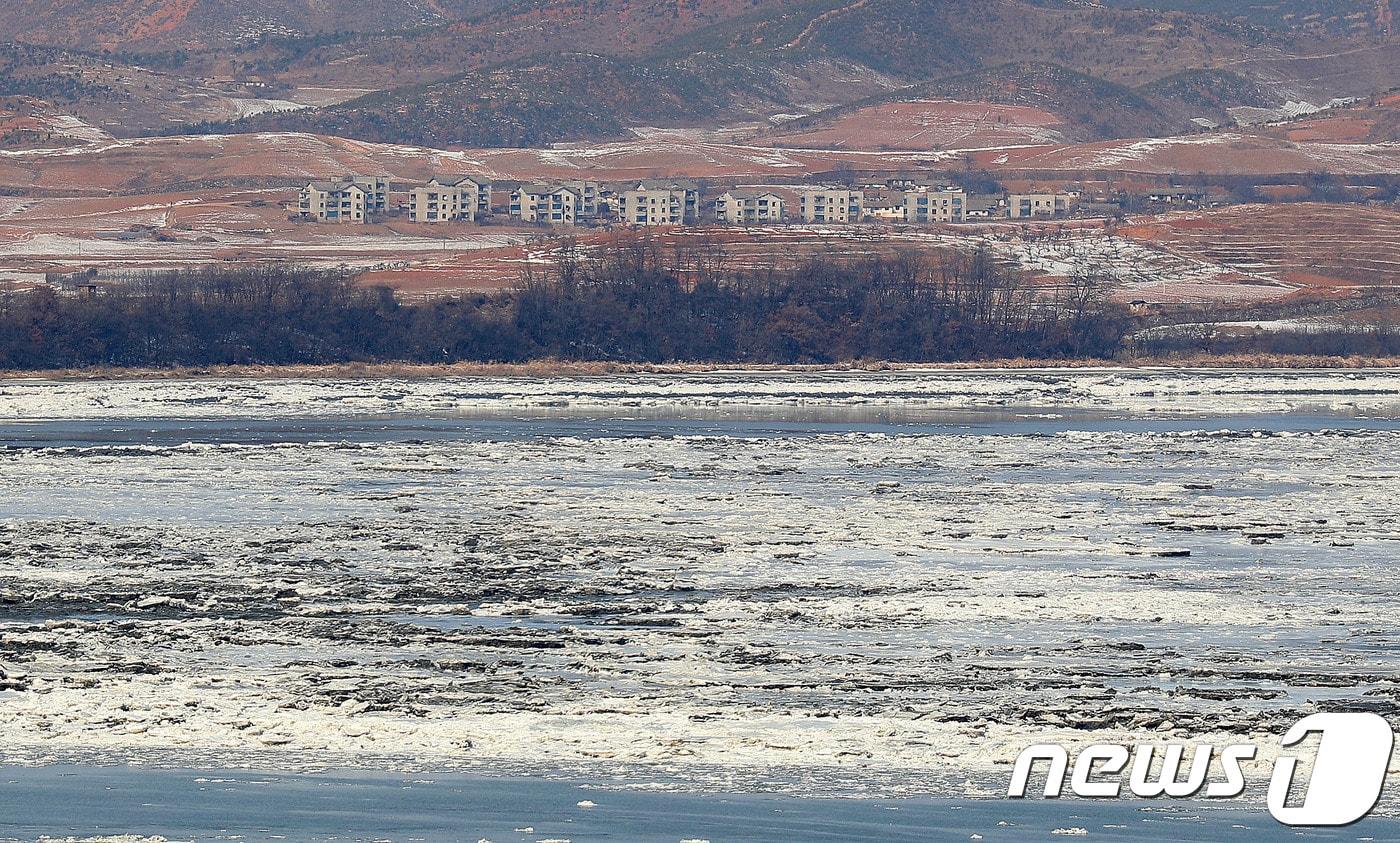 본문 이미지 - 경기도 파주시 오두산통일전망대에서 바라본 북한 황해북도 개풍군 일대 앞 임진강에 유빙이 떠 있다. (자료사진) 2018.1.28/뉴스1 ⓒ News1 박세연 기자