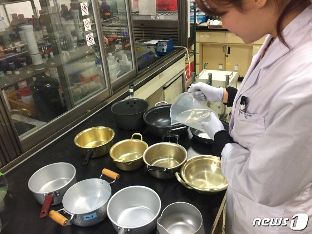 본문 이미지 - 경기도보건환경연구원이 김치찌개 등 산도나 염분이 높은 음식의 알루미늄냄비 조리에 대해 주의를 당부했다. 사진은 금속 용출량 조사 장면.(사진제공=경기도보건연)/ⓒ News1