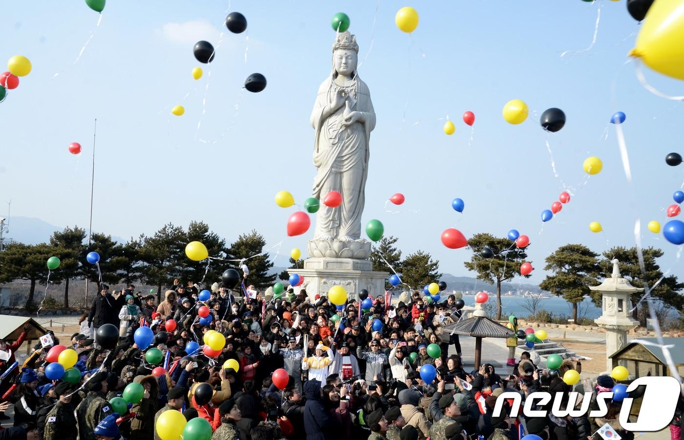 본문 이미지 - 김혜연 스파이더 낙산사 첫 주자가 28일 강원 양양군 낙산사에서 열린 낙산사 이색봉송에서 정념 낙산사 주지스님에게 받은 성화를 들고 파이팅을 외치고 있다. 2018 평창동계올림픽 성화가 속초를 지나 28일 양양에 도착했다. 2018.1.28/뉴스1 ⓒ News1 최석환 기자