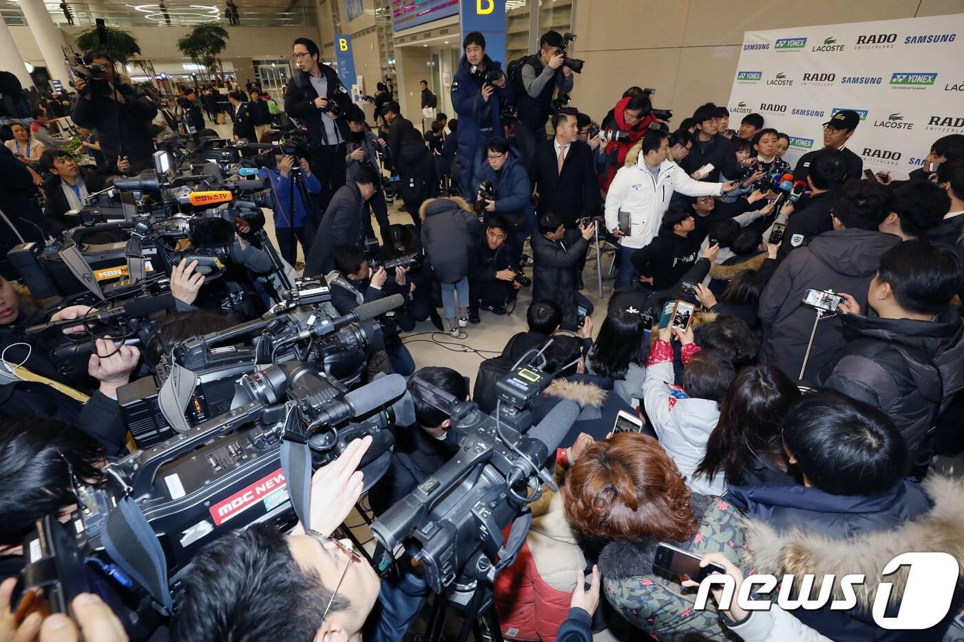 본문 이미지 - 2018 호주오픈 테니스대회에서 4강을 차지한 정현(22, 한국체대) 선수가 28일 오후 인천국제공항을 통해 귀국해 취재진과 인터뷰를 하고 있다. 정현은 16강 노바크 조코비치, 8강 테니스 샌드그렌을 차례로 이기고 한국 선수 최초로 메이저대회 4강신화를 이뤘다. 2018.1.28/뉴스1 ⓒ News1 박세연 기자