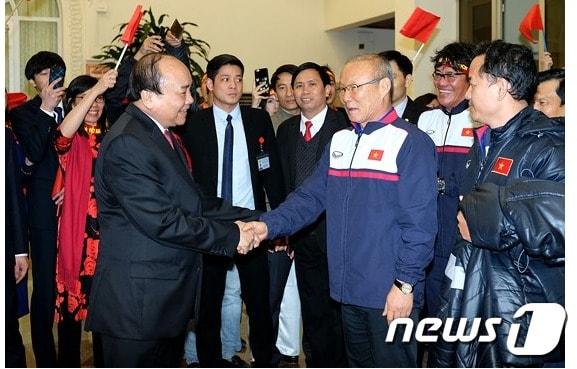본문 이미지 - 28일 베트남에 도착한 박항서 감독과  U-23 대표팀을 환영하는 응우옌 쑤언 푹 베트남 총리[출처=베트남 thethao]]ⓒ News1