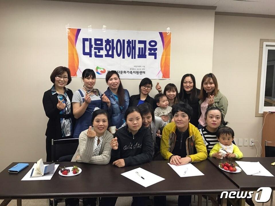 본문 이미지 - 지난해 10월 충북 보은군의 결혼이주여성들을 위한 다문화이해교육에 참가한 수강생들이 기념사진을 찍고 있다.(보은군 제공).2018.01.29.ⓒ News1