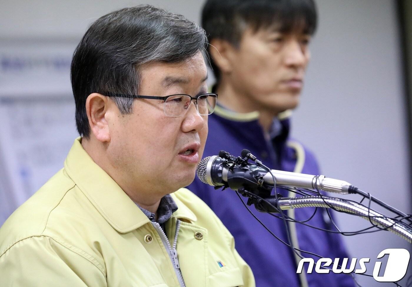 박일호 밀양시장이 29일 경남 밀양농협 가곡동 지점 2층 대회의실에서 화재현장 종합상황보고 브리핑을 하고 있다.2018.1.29./뉴스1ⓒ News1 여주연 기자