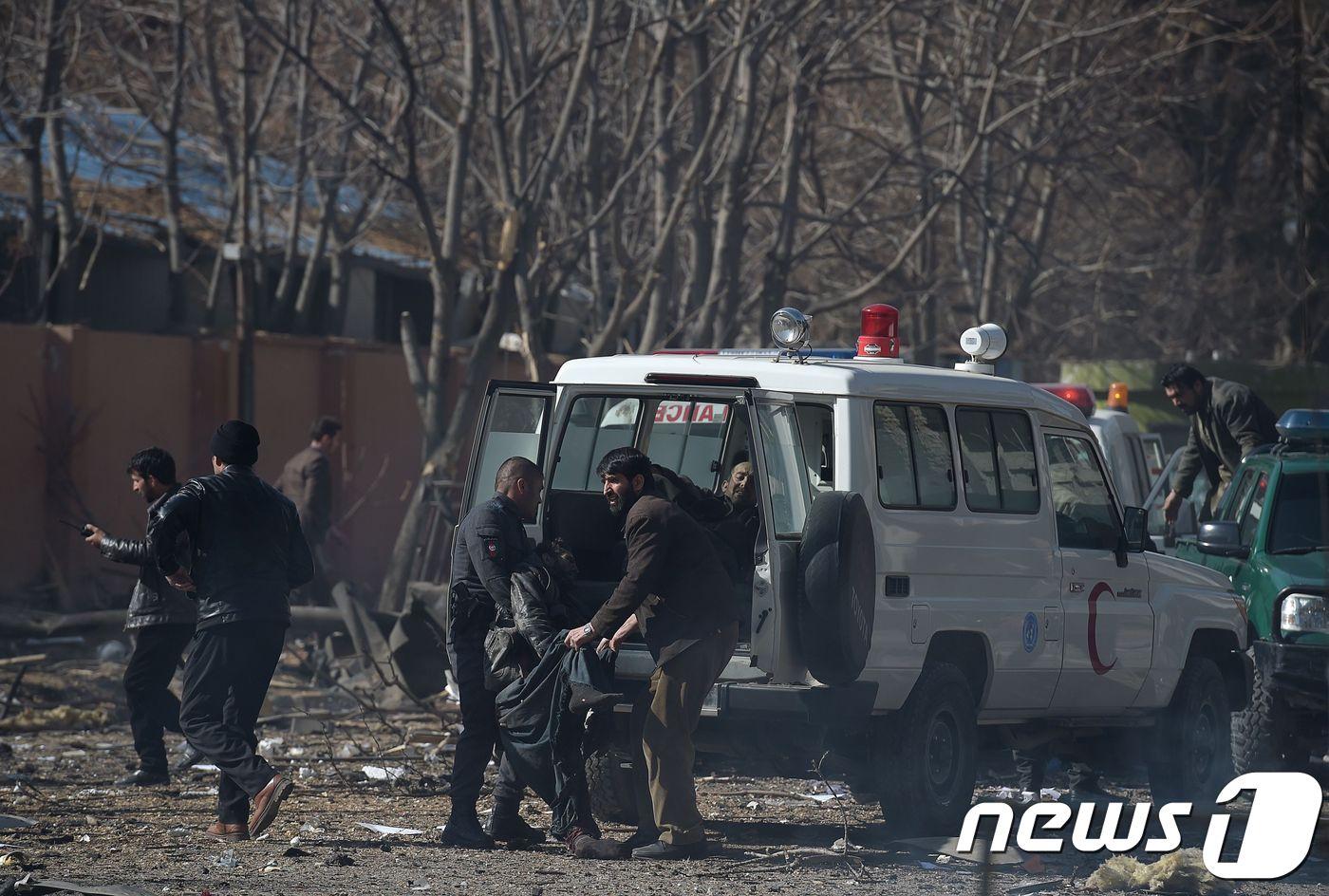 본문 이미지 - 지난 27일(현지시간) 아프가니스탄 내무부 인근에서 앰뷸런스 자살폭탄 테러가 벌어져 103명이 숨졌다. ⓒ AFP=뉴스1