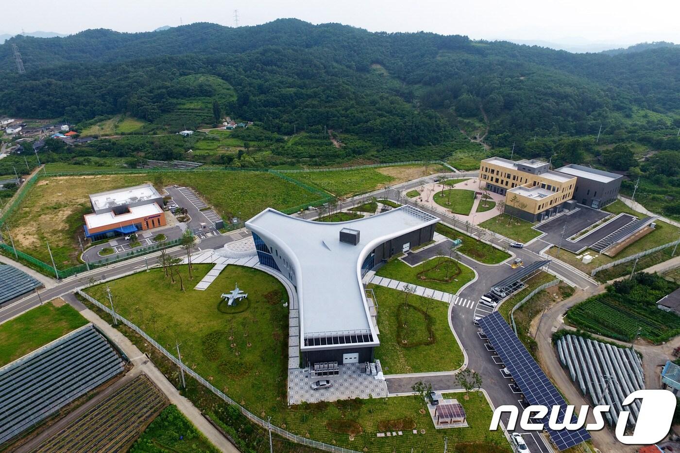 본문 이미지 - 좌측부터 보잉MRO센터, 항공전자시스템기술센터, 바이오메디칼생산기술센터(영천시제공)2018.1.29/뉴스1ⓒ News1
