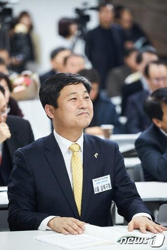 본문 이미지 - 김영배 성북구청장이 2017년 12월 28일 더불어민주당 좋은정책페스티벌에서 '도전숙'으로 최우수상을 수상하기 위해 행사에 참석하고 있다.(성북구 제공)ⓒ News1