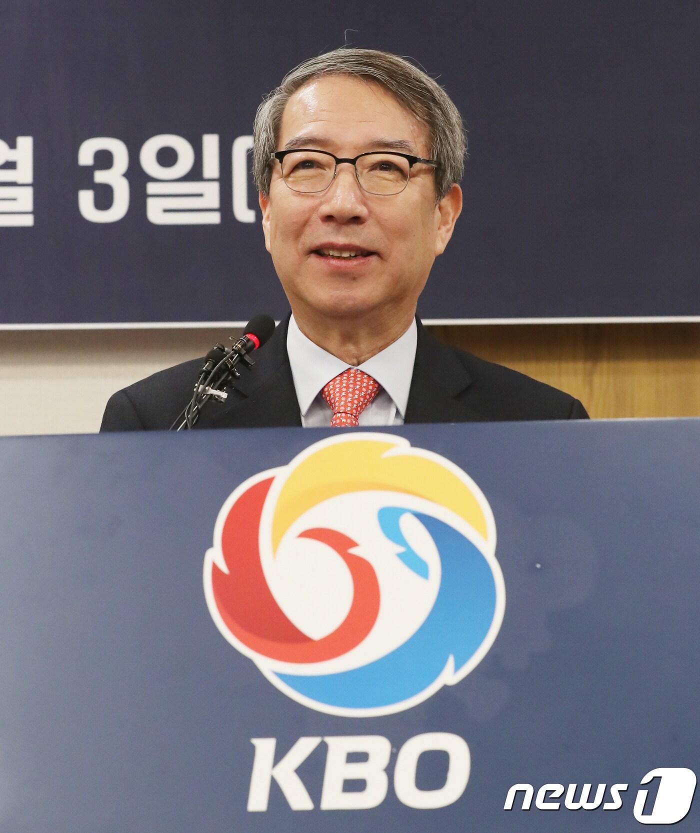 본문 이미지 - 정운찬 KBO(한국야구위원회) 22대 신임 총재가 3일 서울 강남구 캠코 양재타워에서 열린 KBO 총재 취임식에서 취임사를 하고 있다. 2018.1.3/뉴스1 ⓒ News1 송원영 기자