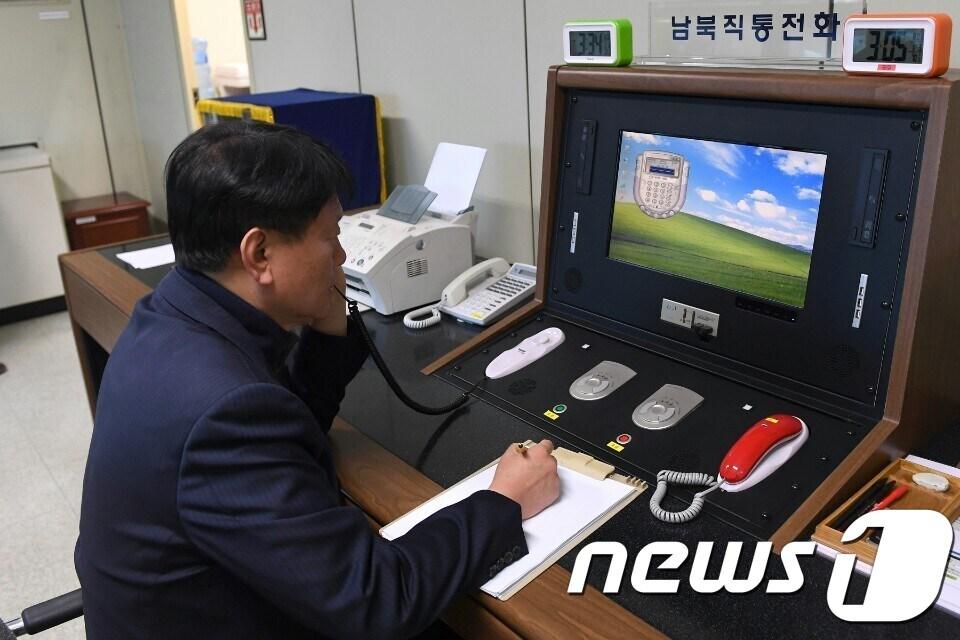 본문 이미지 - 통일부 연락관이 3일 판문점에서 남북직통전화를 통해 북측에서 온 전화를 받고 있다. (통일부 제공) 2018.1.3/뉴스1 ⓒ News1 구윤성 기자