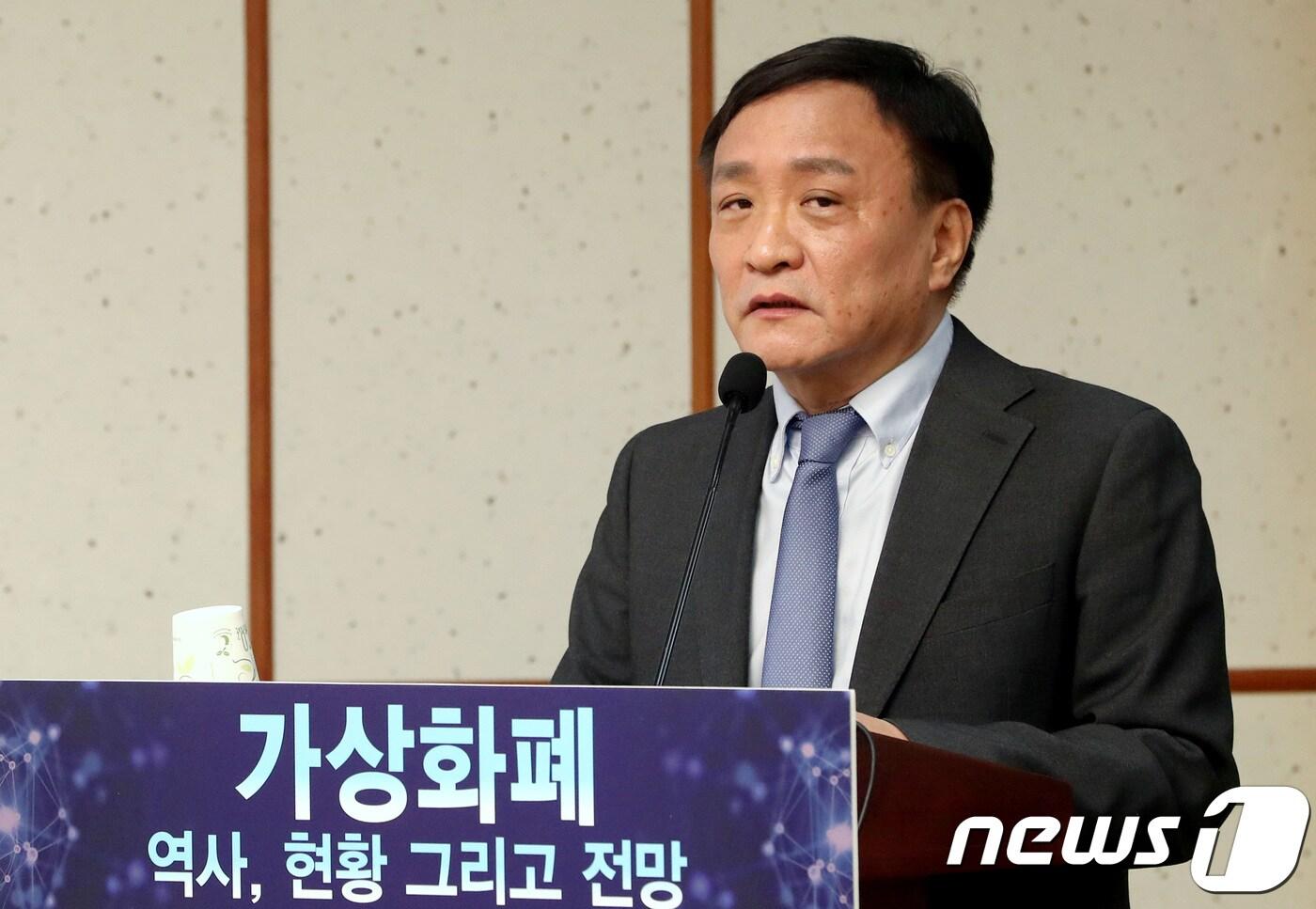 본문 이미지 - 최공필 한국금융연구원 미래금융연구센터장이 30일 오전 서울 여의도 국회 의원회관에서 열린 미래혁신포럼 신년 조찬 특강에서 '가상화폐 역사, 현황 그리고 전망'을 주제로 특강을 하고 있다.2018.1.30/뉴스1 ⓒ News1 박정호 기자