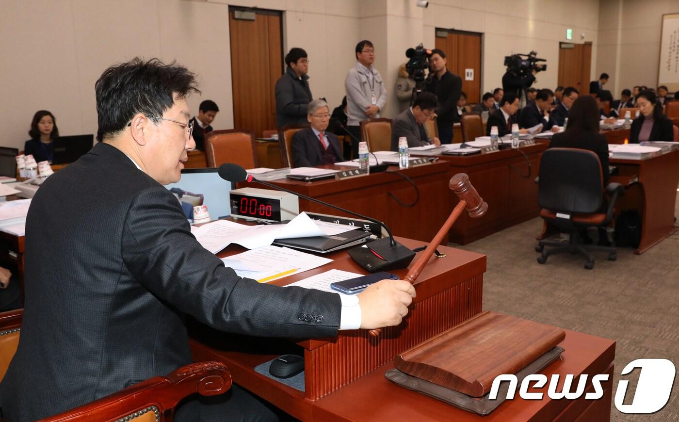 30일 서울 여의도 국회에서 열린 법제사법위원회 전체회의에서 권성동 위원장이 의사봉을 두드리고 있다. 2018.1.30/뉴스1 ⓒ News1 안은나 기자