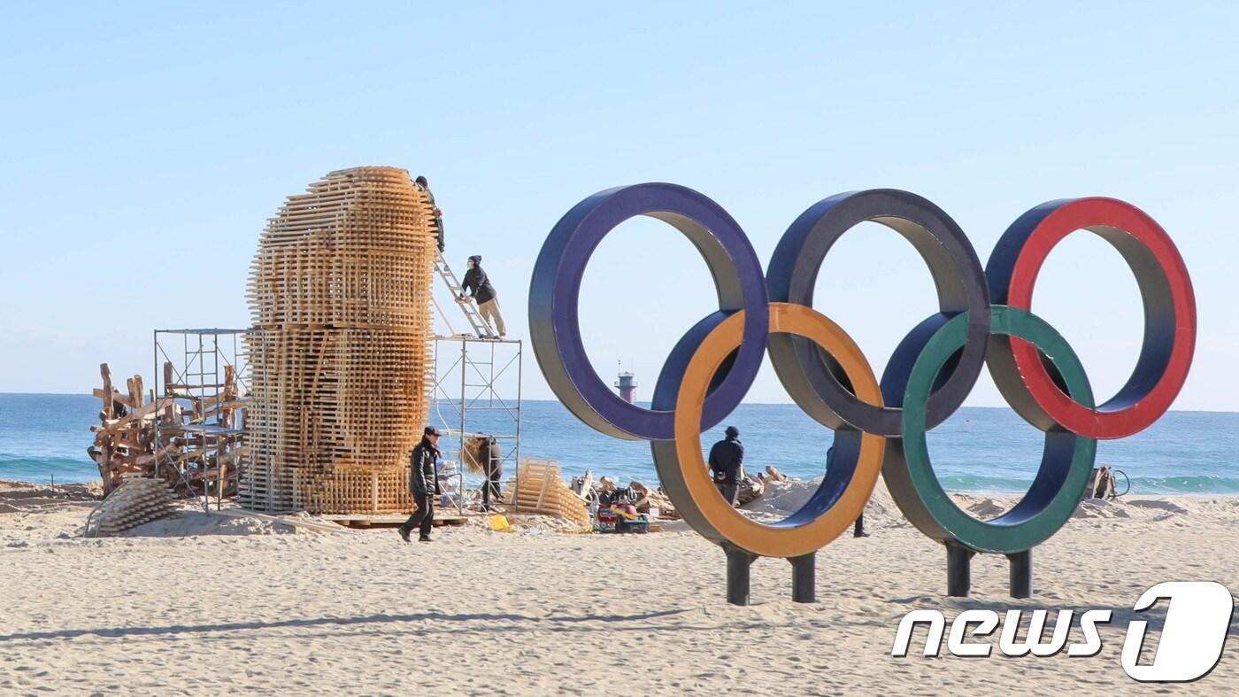 올림픽을 상징하는 오륜기 조형물이 설치된 강원 강릉시 경포해변. /뉴스1DB ⓒ News1 고재교 기자