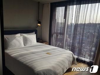 본문 이미지 - L7 홍대 전경. 연남동과 홍대입구 전체가 한눈에 들어오도록 전면 유리로 만들었다. /사진 = 장도민 기자 ⓒ News1