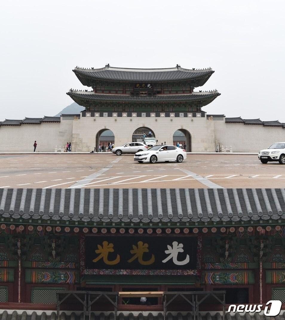 본문 이미지 - 문화재청이 검은 바탕에 글씨 색깔을 검증하기 위해 설치한 시험 현판의 모습.과 확대 사진(아래). 문화재정 제공 ⓒ News1