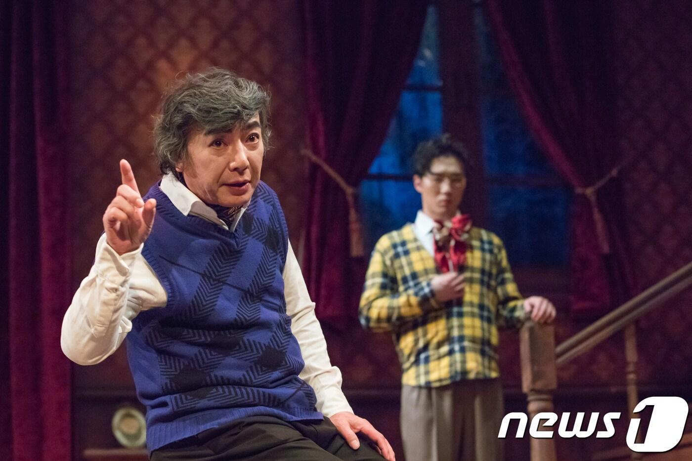 윤순홍 배우가 30일 서울 대학로 SH아트홀에서 열린 연극 '쥐덫' 전막시연회에서 호기심이 많은 파라비치니역을 맡아 범인의 실수를 지적하고 있다. MBC탈런트극단 창단작인 '쥐덫'은 추리소설의 대가 아가사 크리스티가 쓴 동명의 소설을 각색한 작품이며 오는 2월1일부터 3월25일까지 공연한다. 2018.1.30./뉴스1 ⓒ News1 박정환 기자