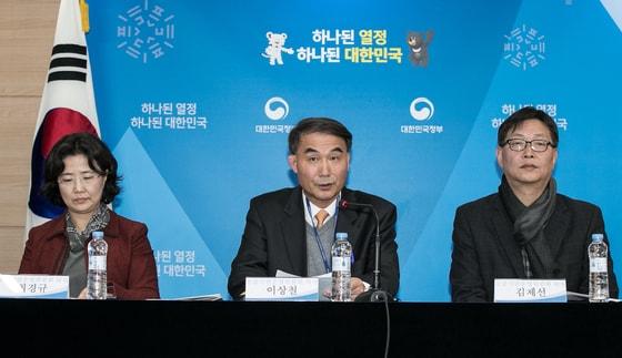 본문 이미지 - 이상철 공공기관운영위원회 위원(왼쪽 두 번째)이 31일 오전 서울 세종대로 정부서울청사 브리핑룸에서 2018년도 공공기관 지정 발표를 하고 있다. 공공기관운영위원회는 이날 회의를 마치고 주식회사 에스알(SR), 공영홈쇼핑 등 9개 기관을 기타공공기관으로 신규 지정했으며 한일산업기술협력재단은 지정 해제했다고 밝혔다. 다만 금융감독원은 체계 개편 논의가 올해 진행되는 점 등을 감안하여 지정유보하기로 했다. 2018.1.31/뉴스1 ⓒ News1 이승배 기자