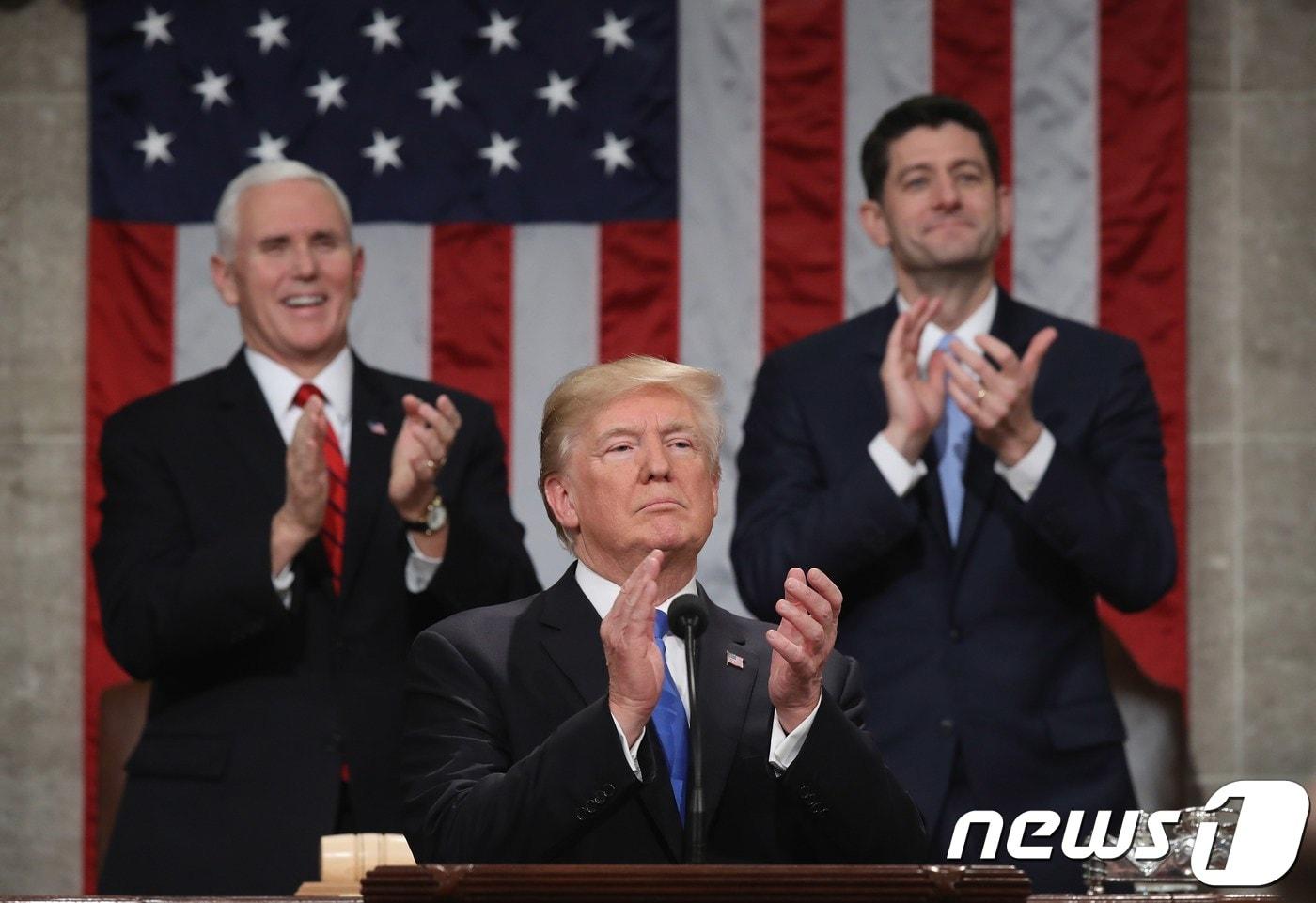 도널드 트럼프 미국 대통령이 30일 (현지시간) 워싱턴 의사당에서 취임 후 첫 국정연설 중에 마이크 펜스 부통령과 폴 라이언 하원의장과 함께 박수를 치고 있다. ⓒ AFP=뉴스1 ⓒ News1 우동명 기자