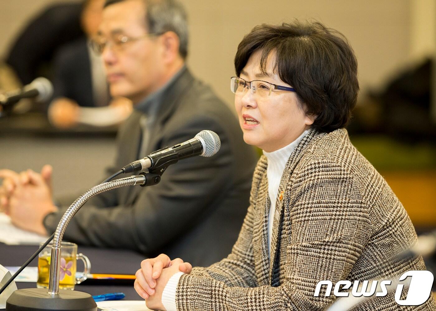 본문 이미지 - 김은경 환경부 장관이 31일 오후 서울 중구 대한상공회의소에서 열린 인터넷 포털 네이버카페 '미대촉(미세먼지대책을촉구합니다)' 초청 간담회에서 모두발언을 하고 있다. (환경부 제공) 2018.1.31/뉴스1