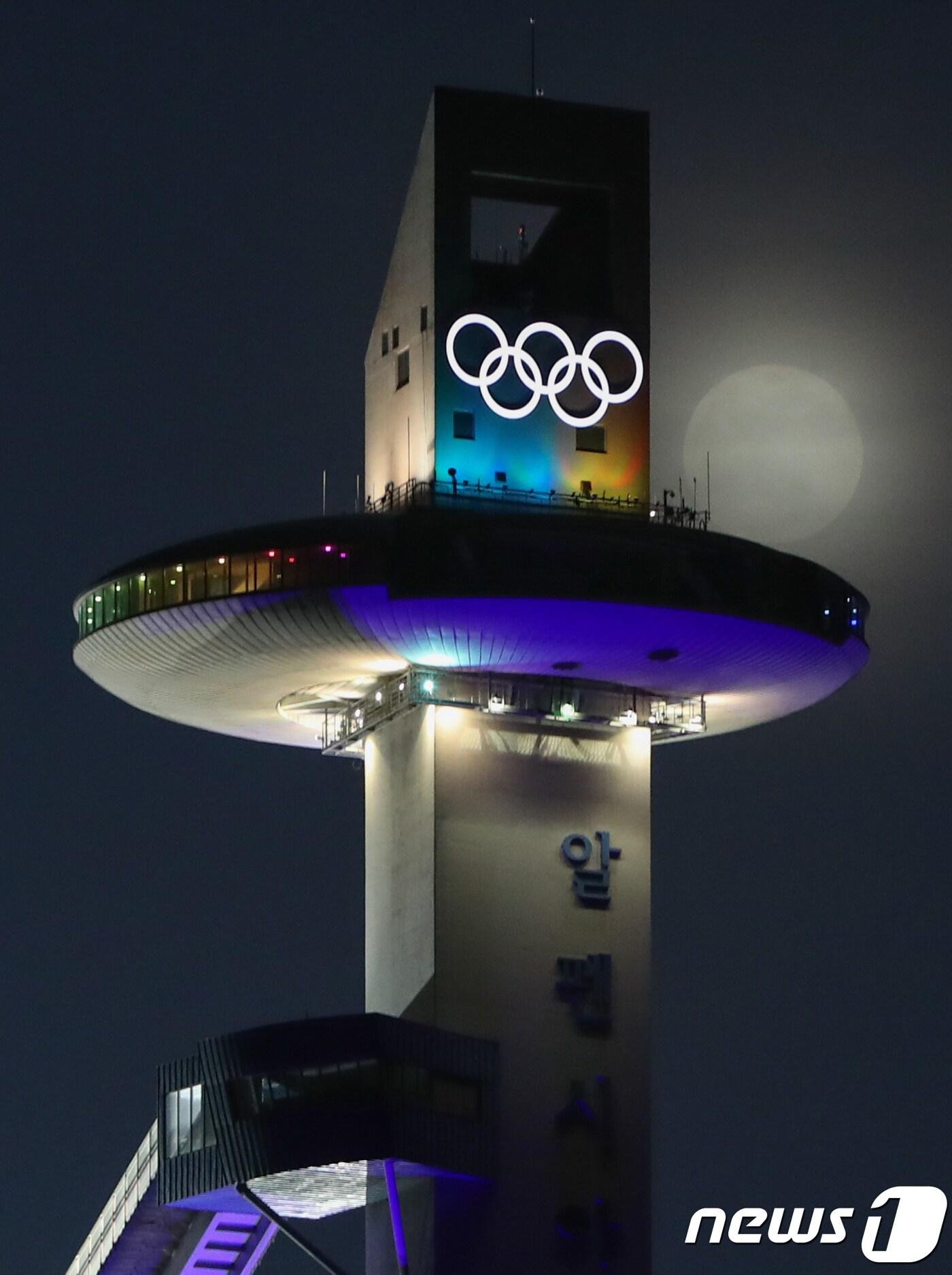 본문 이미지 - 2018평창동계올림픽 개막을 일주일여 앞둔 31일 강원도 평창 알펜시아스키점프센터 옆으로 슈퍼문이 떠오르고 있다. 2018.1.31/뉴스1 ⓒ News1 허경 기자