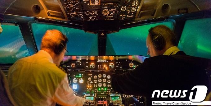 본문 이미지 - 비행기 안에서 감상하는 노던 라이트.yngve olsen saebbe 제공