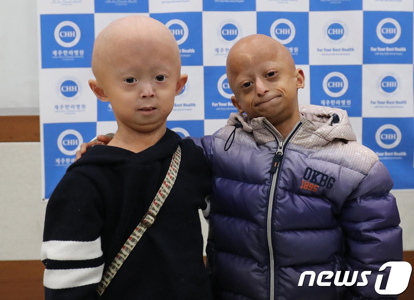 본문 이미지 - 조로증을 앓고 있는 홍원기군(12)과 같은 병을 앓고 있는 콜롬비아 친구인 미구엘 살라스(12)가 4일 제주 한라병원에서 진료를 받은 후 기념 사진을 촬영 하고 있다. 어린아이에게 나타나는 조로증은 전 세계적으로 300여명의 환자가 있는 것으로 추산되며 환자의 평균 수명은 15~17세다. 국내에서는 홍 군이 유일하다.2018.1.4/뉴스1 ⓒ News1 이석형 기자