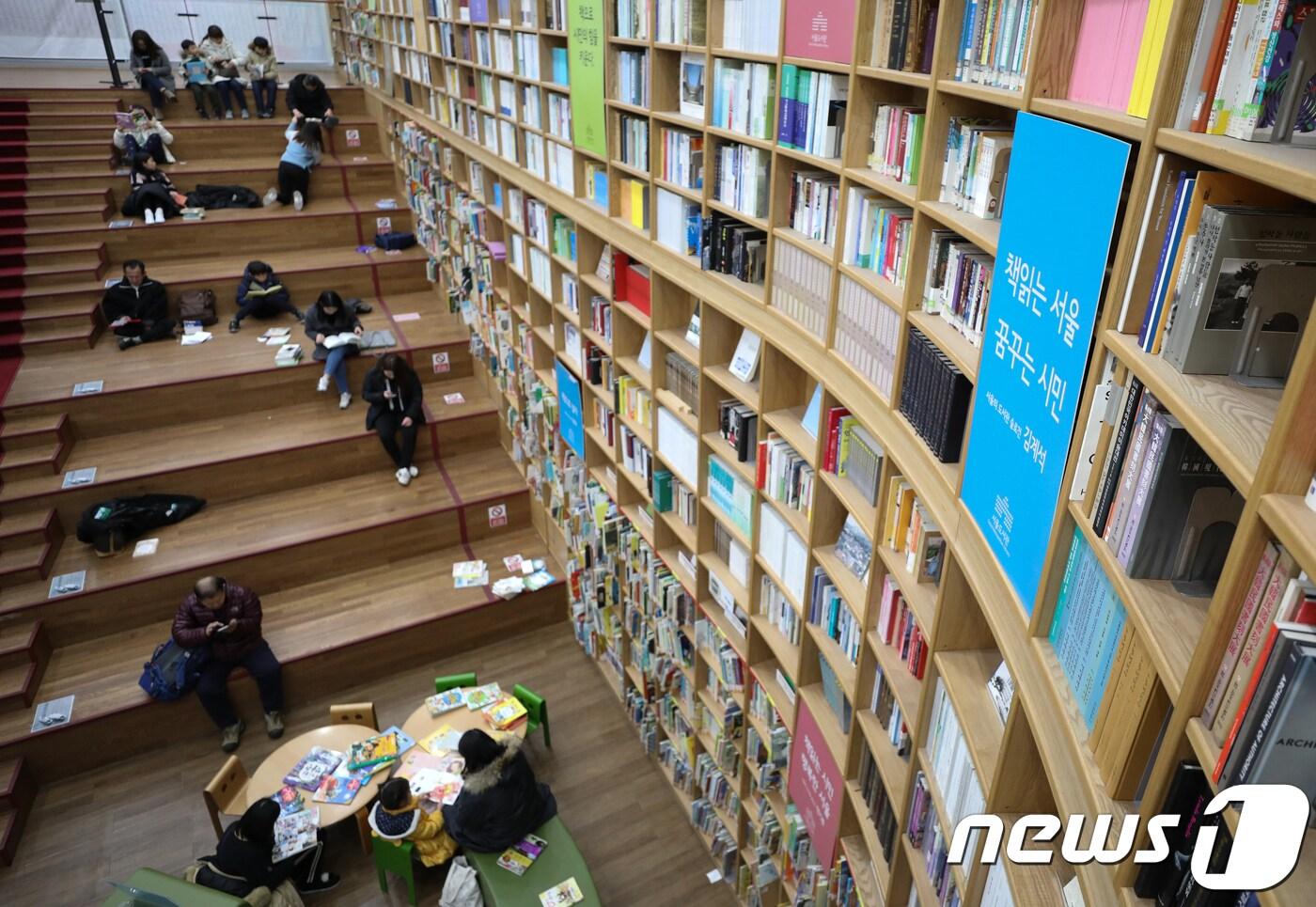 겨울방학을 맞은 어린이들과 학부모가 4일 오후 서울도서관에서 독서삼매경에 빠져 있다. 2018.1.4/뉴스1 ⓒ News1 허경 기자