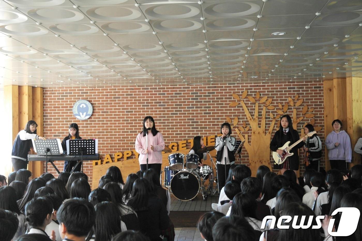 본문 이미지 - 대구 월암중학교학생들이 교과교실 수업을 통해 준비한 공연을 펼치고 있다. (대구교육청 제공)/뉴스1ⓒ News1