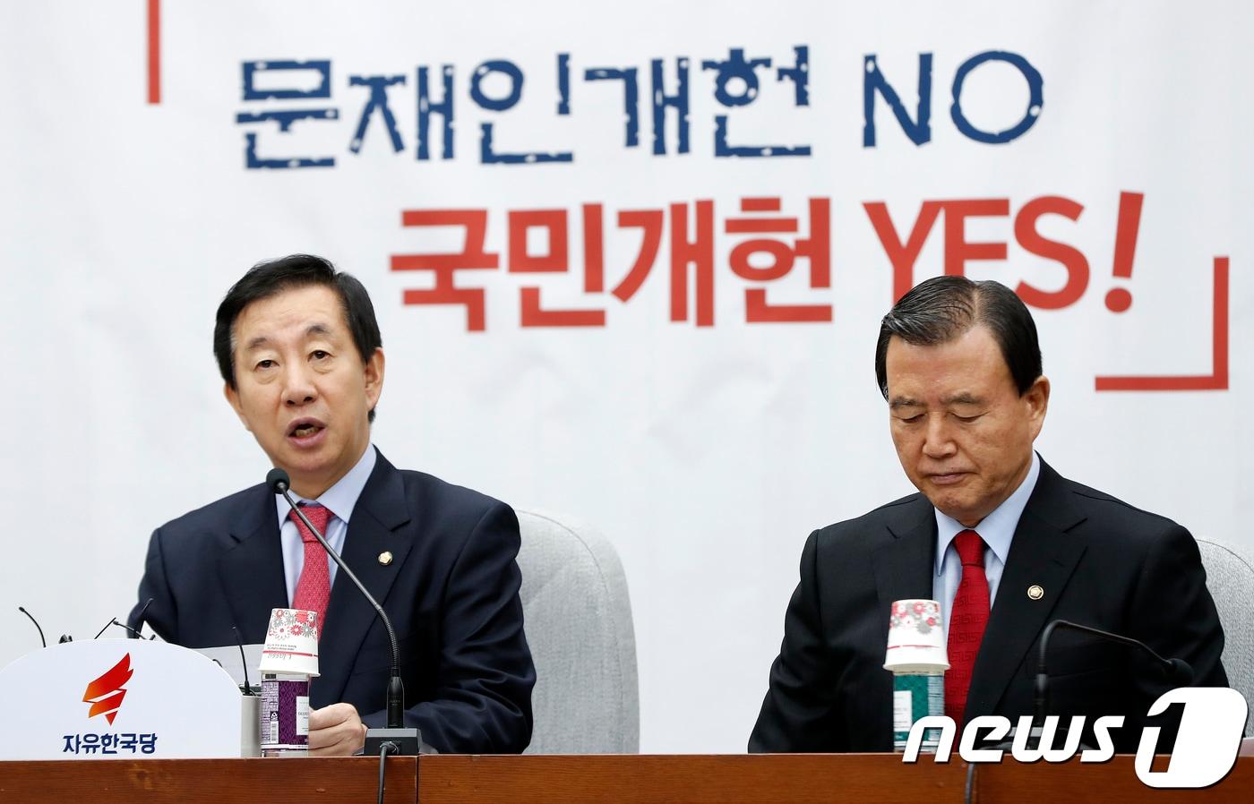 본문 이미지 - 김성태 자유한국당 원내대표가 5일 오전 서울 여의도 국회에서 열린 원내대책회의에서 모두발언을 하고 있다. 2018.1.5/뉴스1 ⓒ News1 안은나 기자