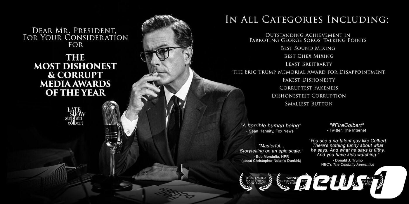 본문 이미지 - 미국 CBS-TV 심야 토크쇼 '레이트 쇼' 진행자 스티븐 콜베어가 4일(현지시간) 뉴욕 타임스퀘어에 내건 도널드 트럼프 대통령의 '가짜뉴스' 시상식 관련 FYC 광고 (콜베어 트위터) ⓒ News1