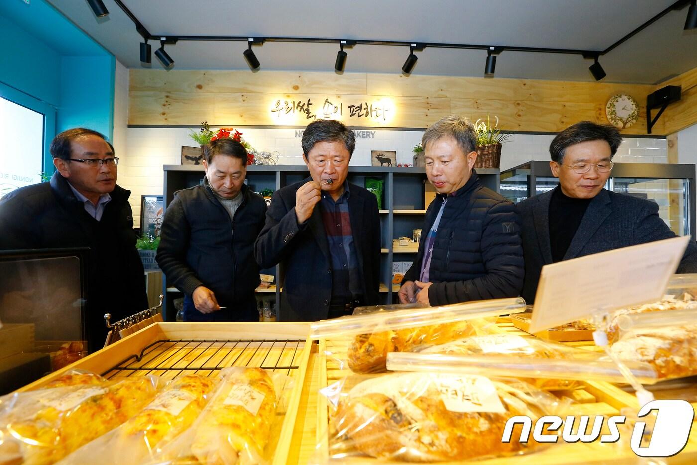 올 1월 라승용 농촌진흥청장이 경기 평택시 미듬영농조합법인을 방문해 우리쌀로 만든 가공식품에 대한 설명을 듣고 있다.(뉴스1 ⓒ News1 신웅수 기자