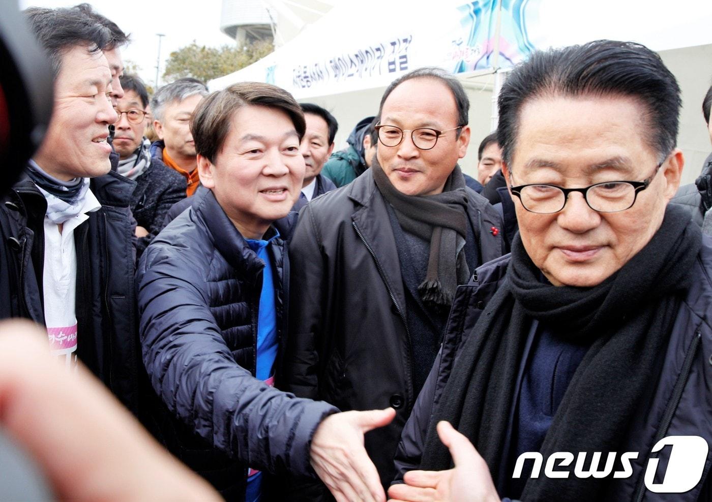 본문 이미지 - 지난1월 7일 오전 여수박람회장에서 열린 여수마라톤대회 개회식에 참석한 박지원 민주평화당 의원이 안철수 전 국민의당 대표와 악수를 나눈 뒤 뒤돌아서고 있다.2018.1.7/뉴스1 ⓒ News1 지정운 기자