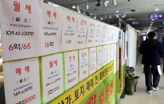본문 이미지 - 7일 서울 시내 한 공인 중계사무소 밀집지역에 부동산 매물 정보 게시물이 붙어있다. 부동산 114에 따르면 서울 아파트 값은 새해 첫 주(1~5일) 0.33%올라 10년 만에 가장 큰 폭으로 상승했다고 밝혔다. 강남구와 송파구가 각각 0.78%, 0.71%의 최고 상승률을 기록했다. 정부는 집값 안정을 잡기위해 다주택자 대출을 제한하는 ‘신(新) 총부채상환비율(DTI)’을 오는 31일 적용할 예정이다. 2018.1.7/뉴스1 ⓒ News1 황기선 기자