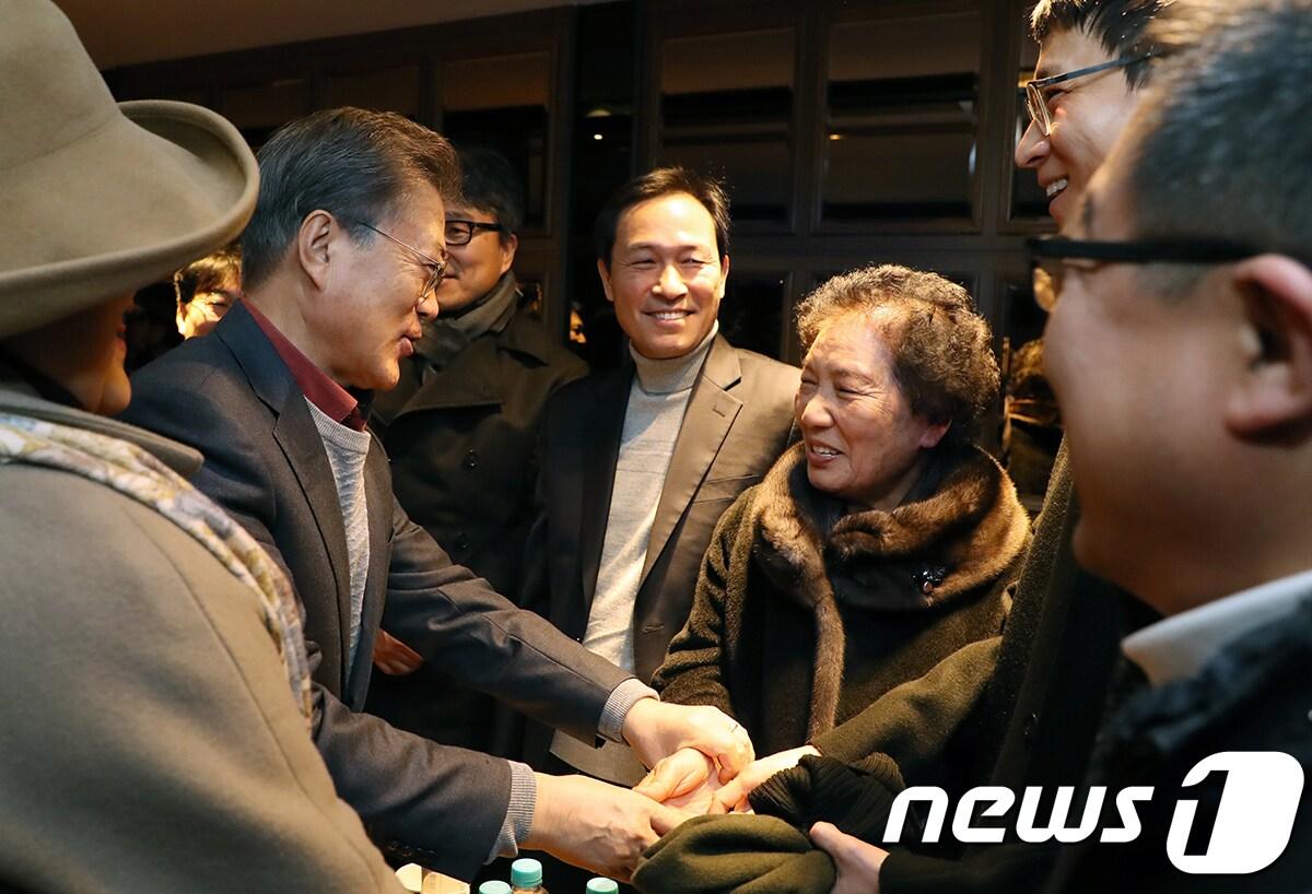 본문 이미지 - 문재인 대통령이 7일 오전 서울 CGV 용산점에서 영화 ‘1987’을 관람하기 앞서 고 이한열 열사 모친 배은심 여사와 인사를 나누고 있다. (청와대 제공)2018.1.7/뉴스1 ⓒ News1 이광호 기자