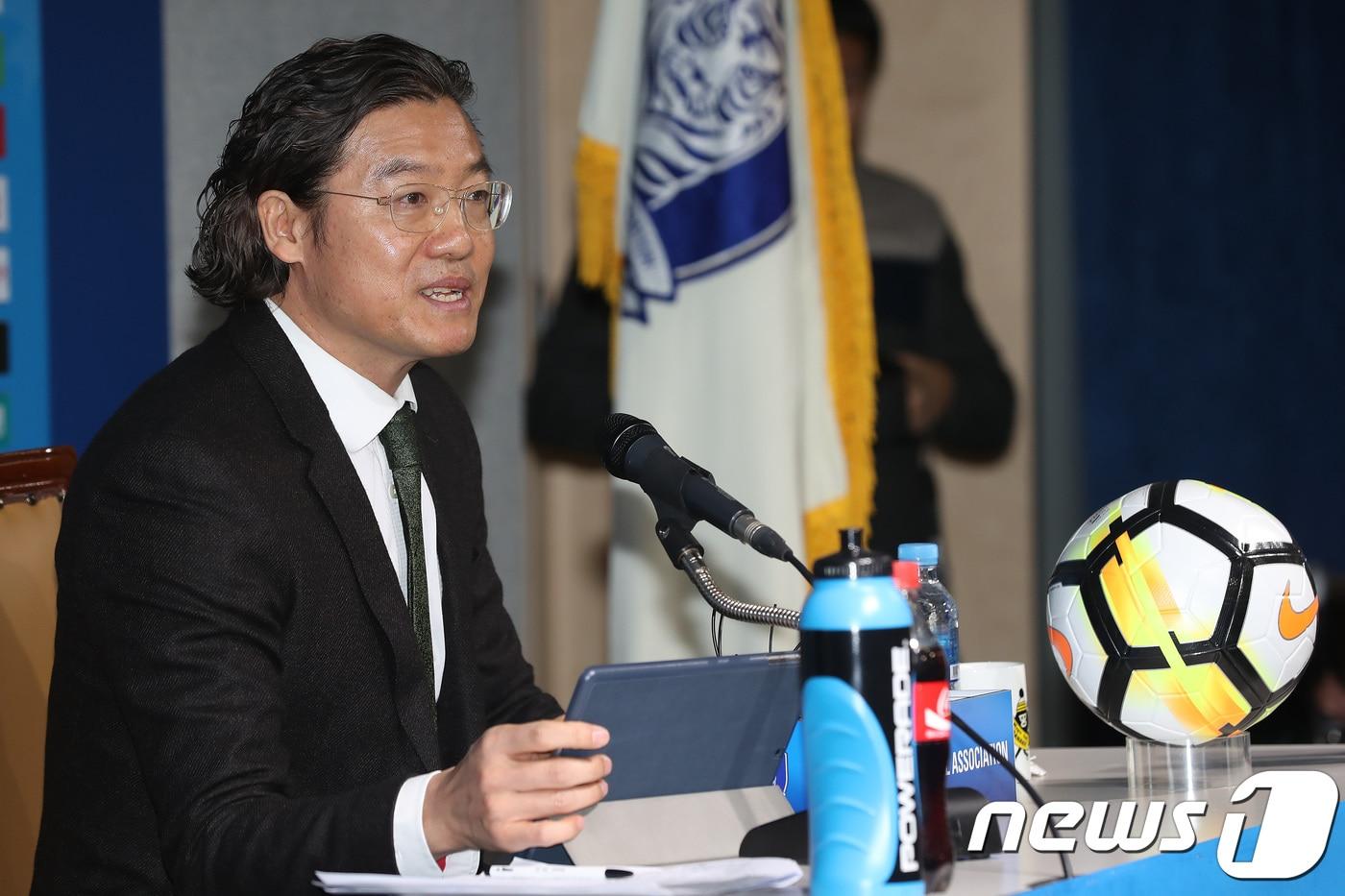 본문 이미지 - 김판곤 신임 국가대표감독선임위원회 위원장겸 부회장이 8일 오전 서울 종로구 신문로 축구회관에서 취임 기자회견을 갖고 취재진의 질문에 답하고 있다. 2018.1.8/뉴스1 ⓒ News1 임세영 기자