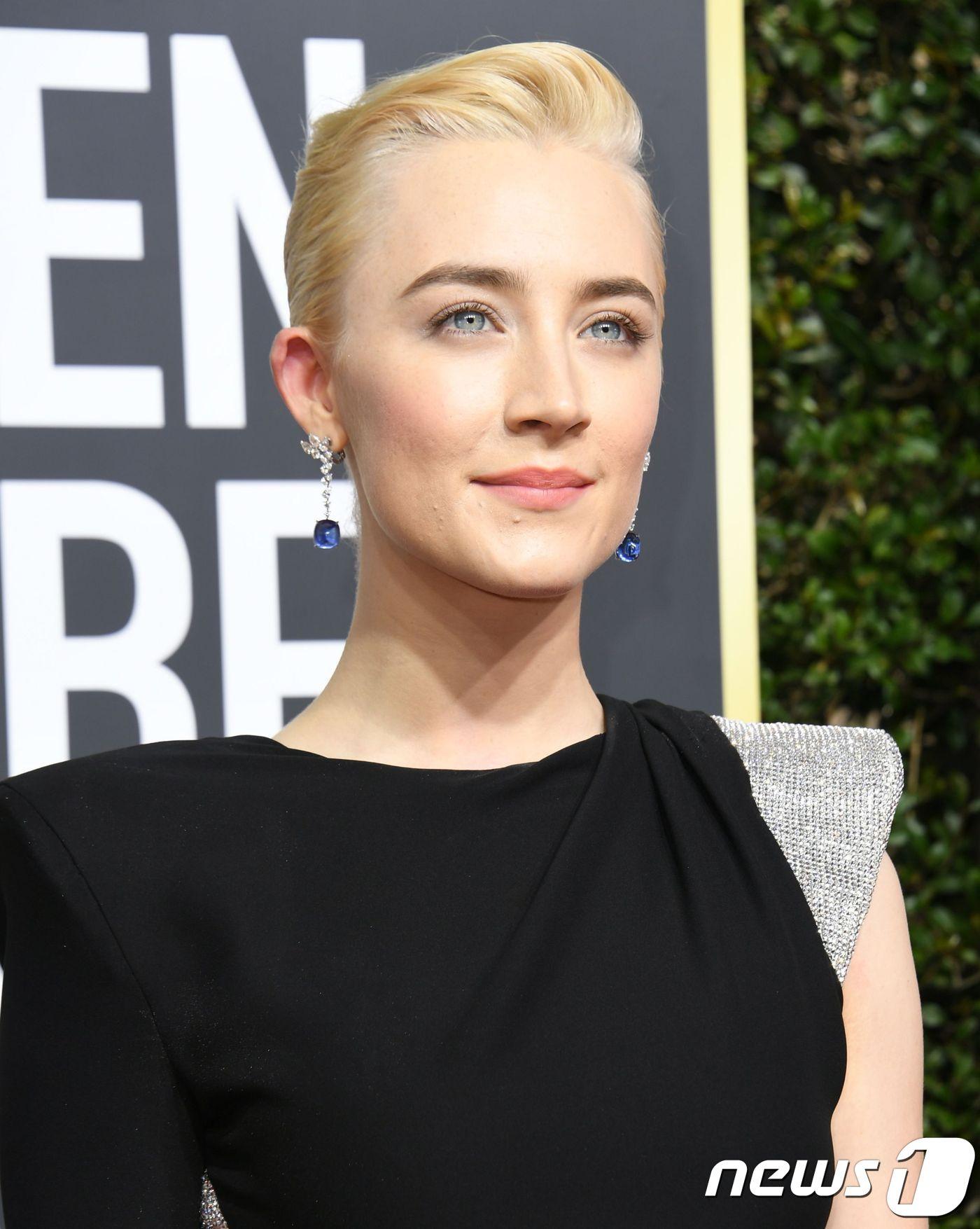 본문 이미지 - Saoirse Ronan arrives for the 75th Golden Globe Awards on January 7, 2018, in Beverly Hills, California. / AFP PHOTO / VALERIE MACON ⓒ AFP=뉴스1