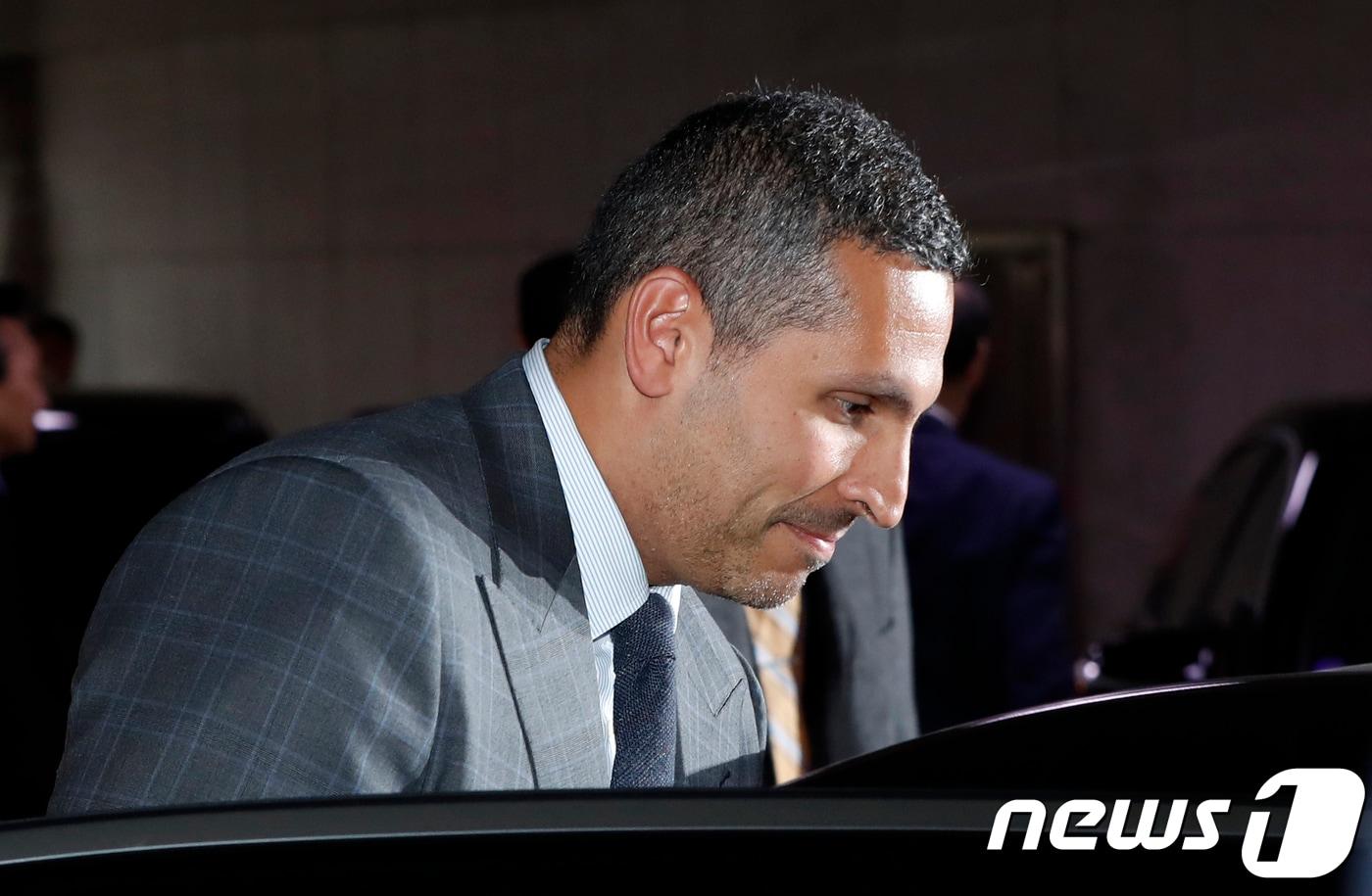 본문 이미지 - 칼둔 칼리파 알 무바라크 아랍에미리트(UAE) 아부다비 행정청장이 8일 서울 여의도 국회에서 정세균 의장을 만난 뒤 차량에 타고 있다. 2018.1.8/뉴스1 ⓒ News1 안은나 기자