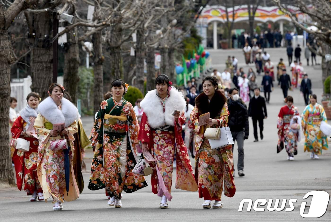 8일 일본 도쿄 디즈니랜드에서 성인의날 행사가 열렸다.  ⓒ AFP=뉴스1