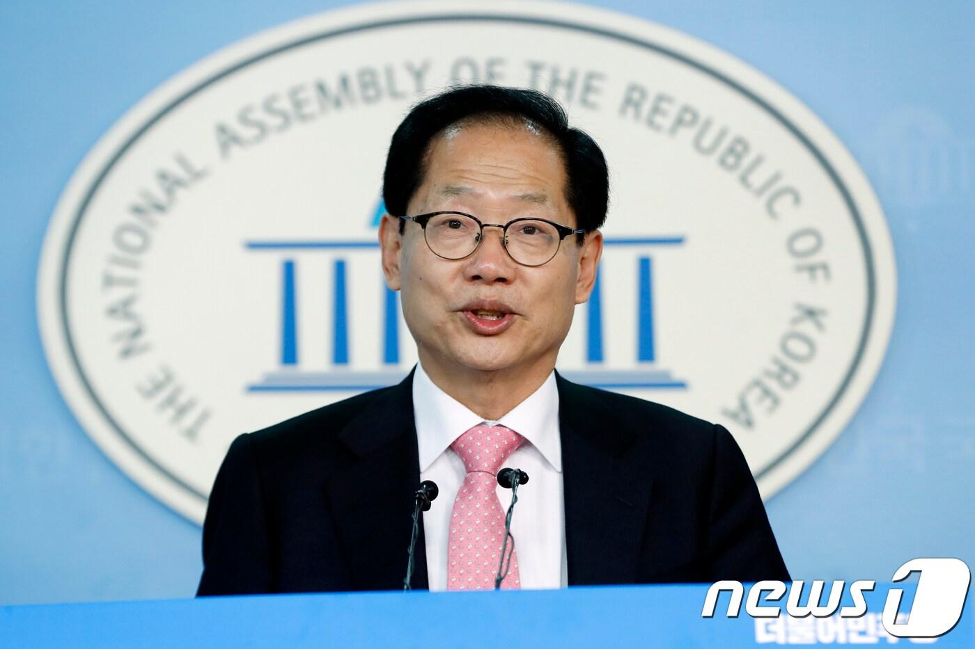 본문 이미지 - 오제세 더불어민주당 충북도당 위원장.. 2018.1.9/뉴스1 ⓒ News1