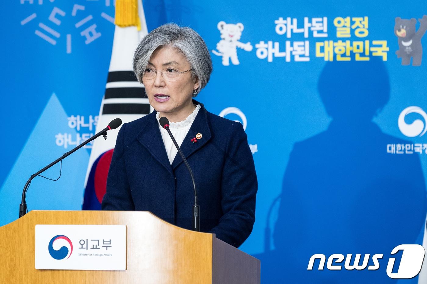 본문 이미지 - 강경화 외교부 장관이 9일 서울 종로구 외교부 브리핑룸에서 한일 위안부 합의 처리 방향과 관련한 정부의 입장을 발표하고 있다. 2018.1.9뉴스1 ⓒ News1 유승관 기자