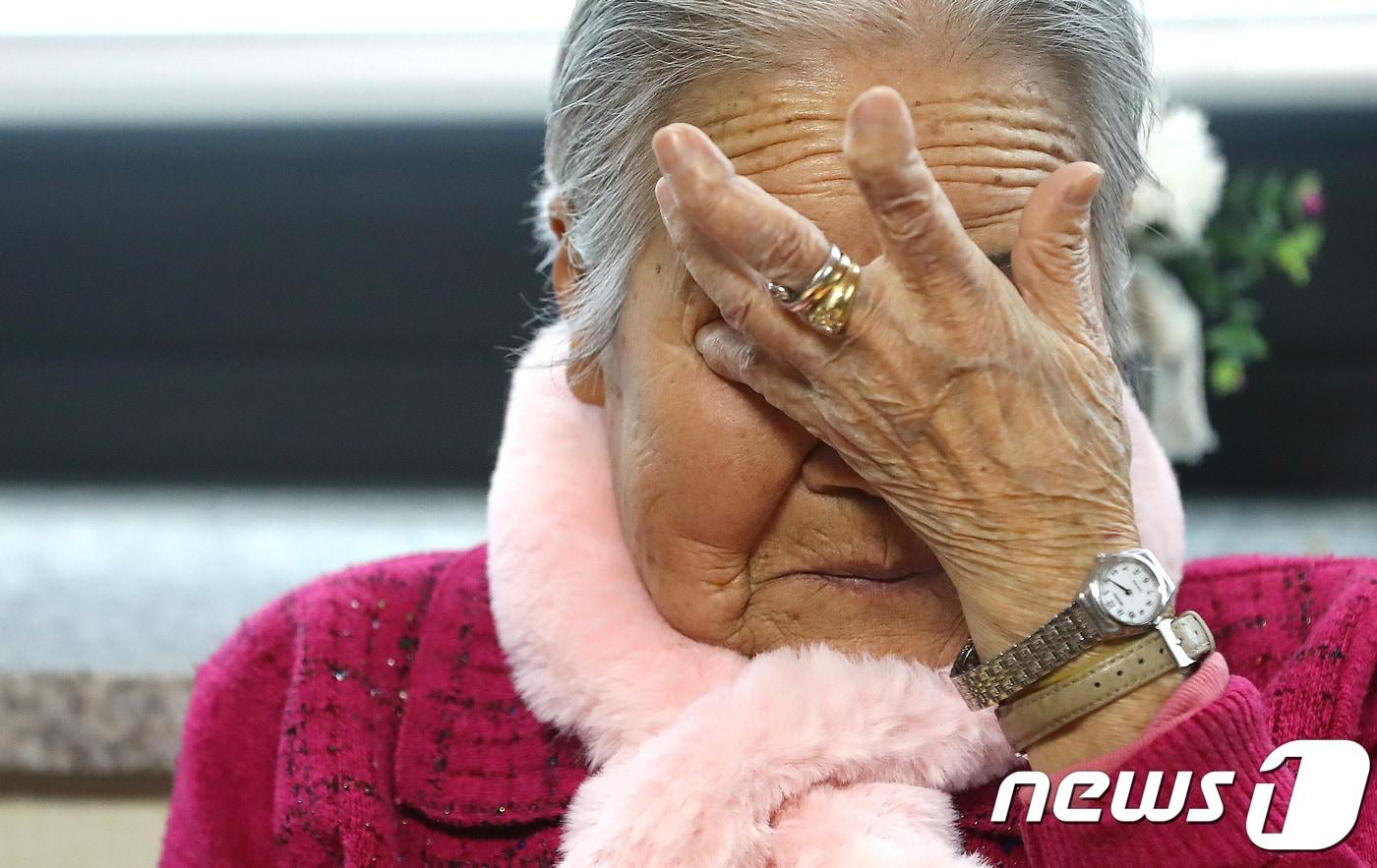 본문 이미지 - 9일 오후 경기도 광주시 퇴촌면 나눔의집에서 이옥선 위안부 피해자 할머니가 강경화 외교부 장관의 한일 위안부 합의 처리 방향과 관련한 정부의 입장 발표를 TV를 통해 시청한 후 눈물을 닦고 있다.  2018.1.9/뉴스1 ⓒ News1 오장환 기자
