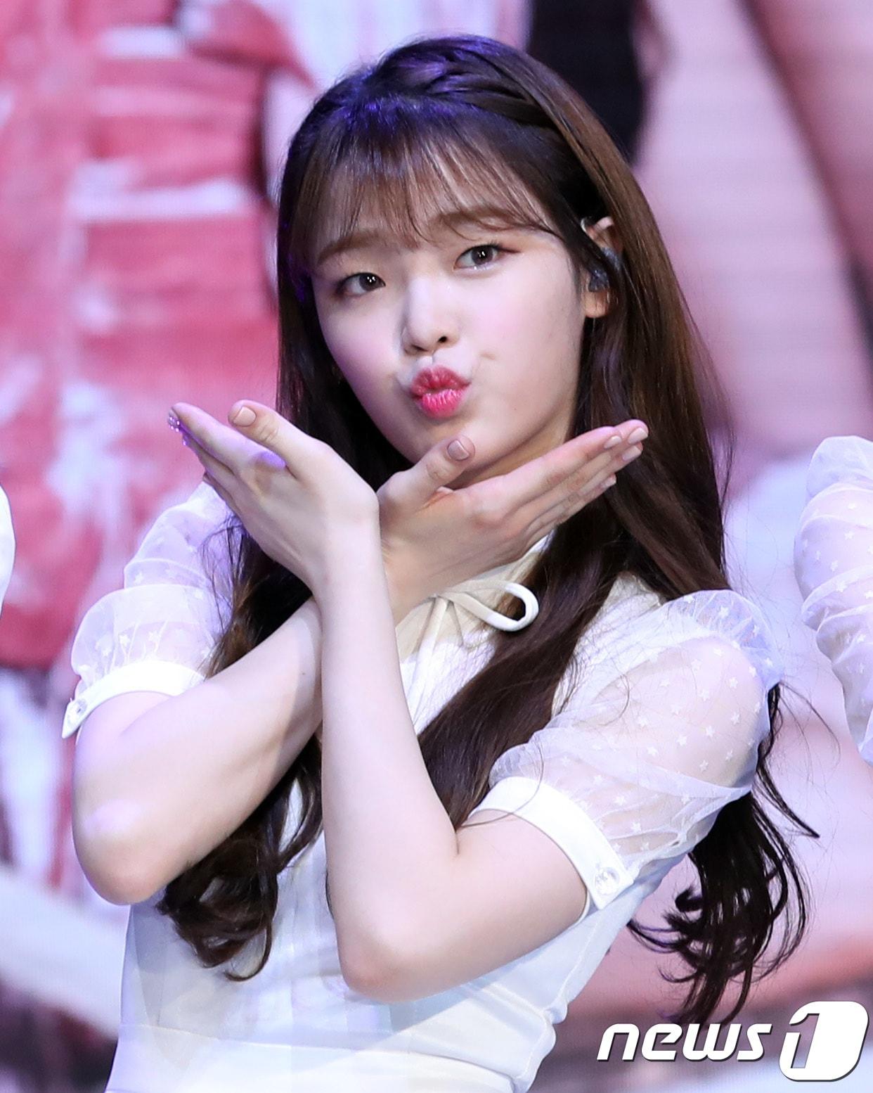 본문 이미지 - 걸그룹 오마이걸 승희가 9일 오후 서울 명동 신사홀 메사홀에서 열린 미니 5집 앨범 '비밀정원' 쇼케이스에 참석해 포즈를 취하고 있다. 이번 앨범에는 타이틀 곡 ‘비밀정원’을 비롯해 '러브 어클락'(Love O'clock) '버터플라이'(Butterfly) '식스틴'(Sixteen) '매직'(Magic) 등이 수록돼 있다. 2018.1.9./뉴스1 ⓒ News1 권현진 기자