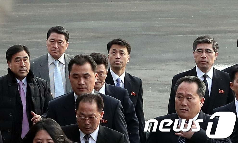 본문 이미지 - 왼쪽에서 두번째 인물이 맹경일. 2018.1.9/뉴스1 ⓒ News1 사진공동취재단