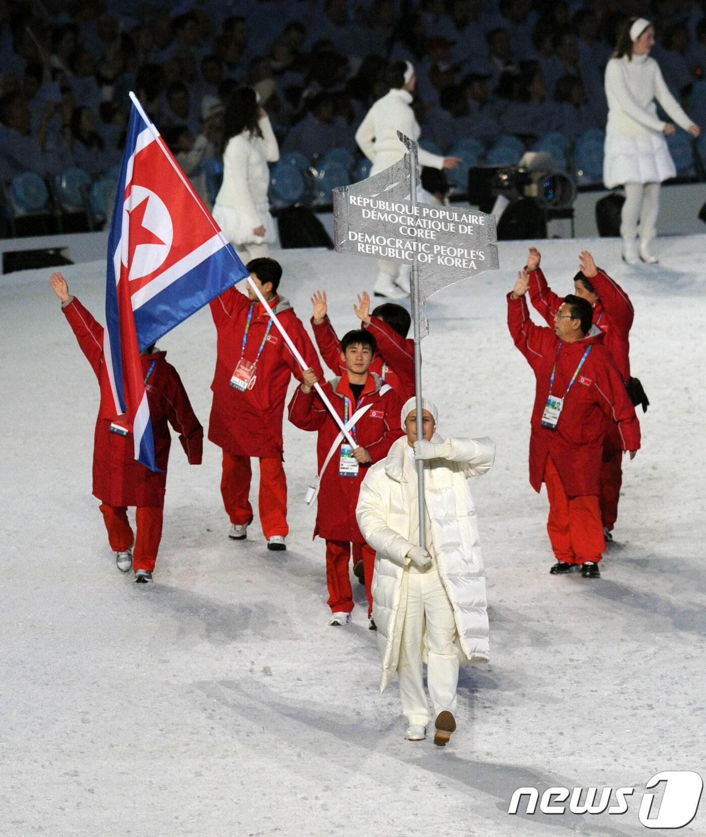 본문 이미지 - 2010년 밴쿠버동계올림픽 개막식에 입장하는 북한 선수단. ⓒ AFP=News1