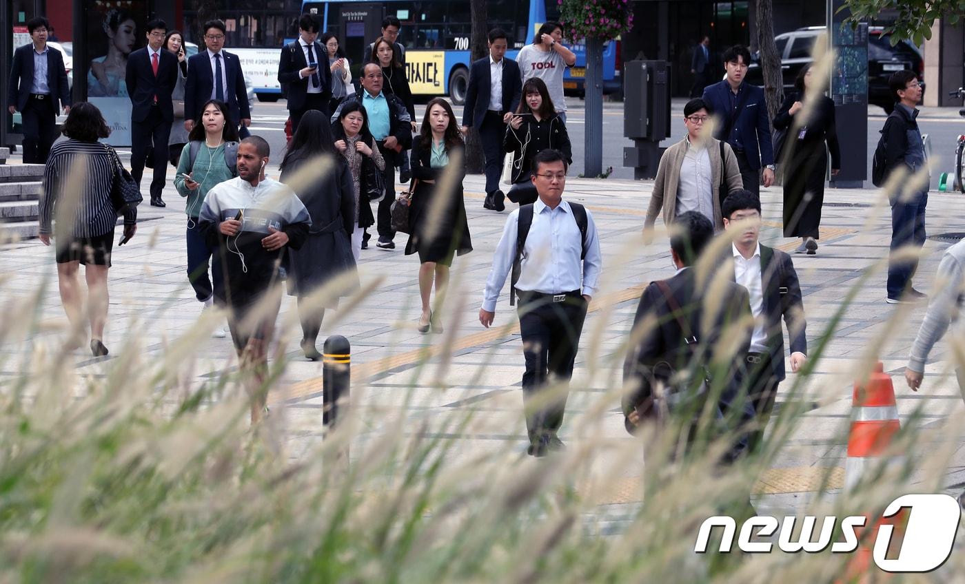 본문 이미지 - 서울 광화문 광장에서 외투를 걸친 시민들이 출근길을 재촉하고 있다.ⓒ 뉴스1 황기선 기자