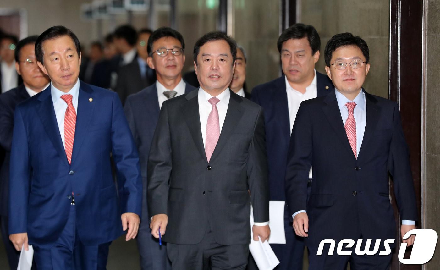 본문 이미지 - 김병준 비상대책위원장(가운데), 김성태 원내대표(왼쪽), 김용태 사무총장(오른쪽) 등 자유한국당 지도부ⓒ News1 구윤성 기자